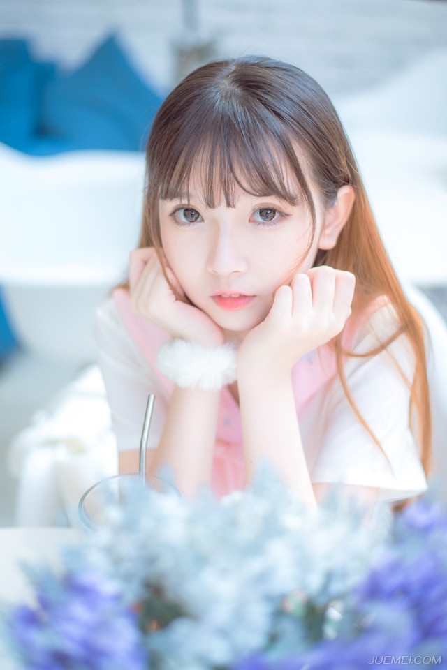青春伴随着梦想，如诗如画，如歌如曲，追逐梦想的微光，即使前方荆棘满地，也依然要风雨兼程，永不言弃!